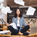 work-life-balance, mladá žena na stole