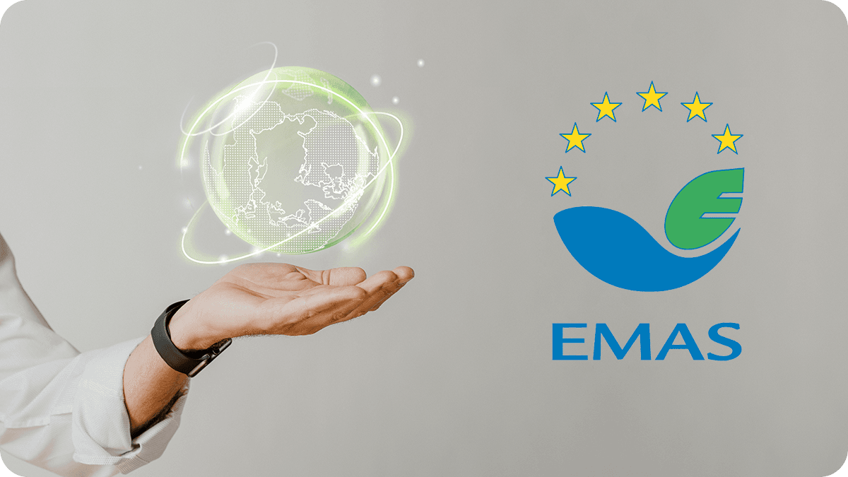 ruka s virzualnou zelenou ekologickou zemegiuľou a logo emas